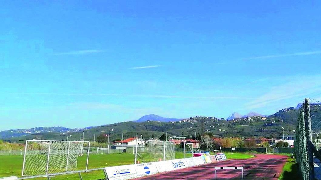 Massarosa, stadio nel degrado ma il Comune non può farsi carico delle utenze