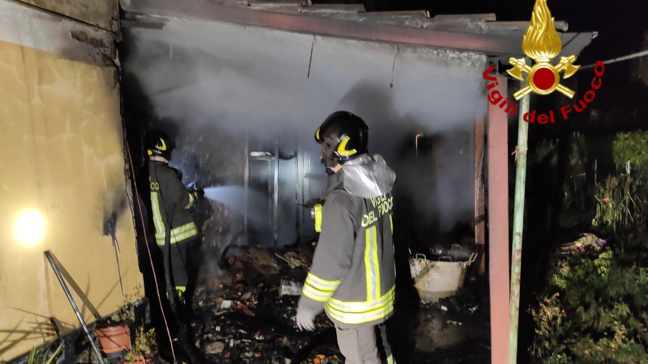 Cavriago, scoppia un incendio nella notte: due anziani intossicati