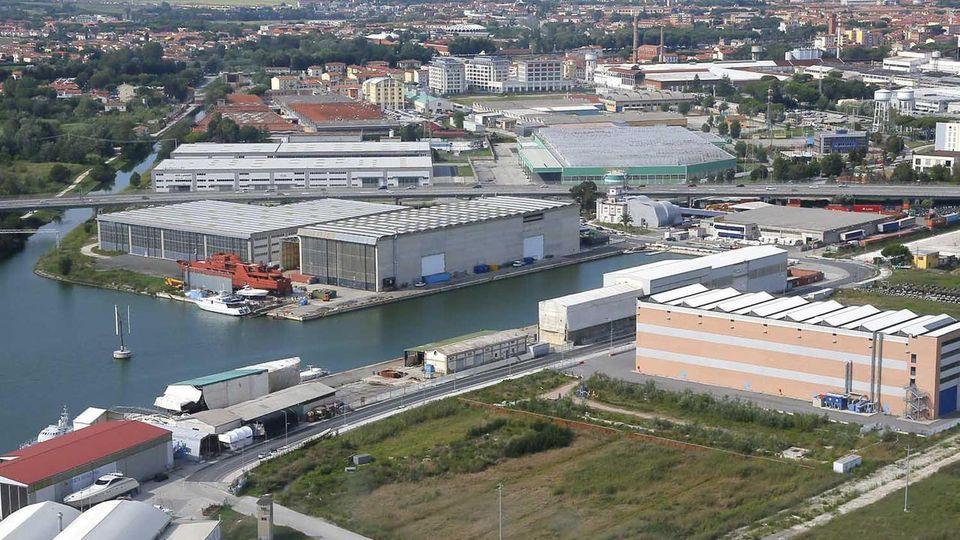 La zona dei Navicelli, a Pisa: qui sono state ritrovate madre e figlia nude in auto
