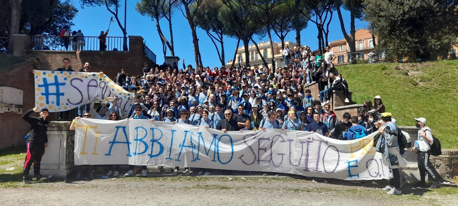 Il gruppo degli adolescenti pratesi che hanno partecipato al pellegrinaggio a Roma