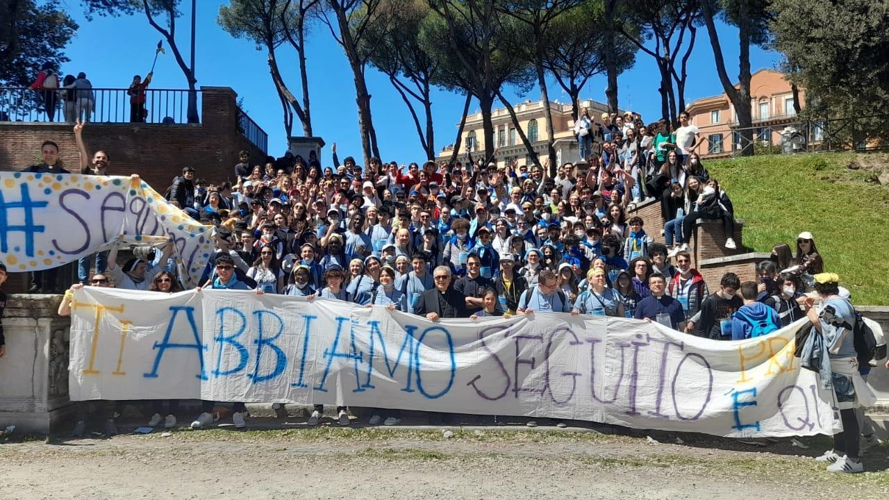 Il gruppo degli adolescenti pratesi che hanno partecipato al pellegrinaggio a Roma