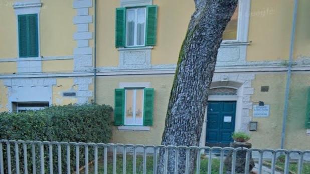 Rovistano nello studio dentistico, poi scatta l'allarme e fuggono