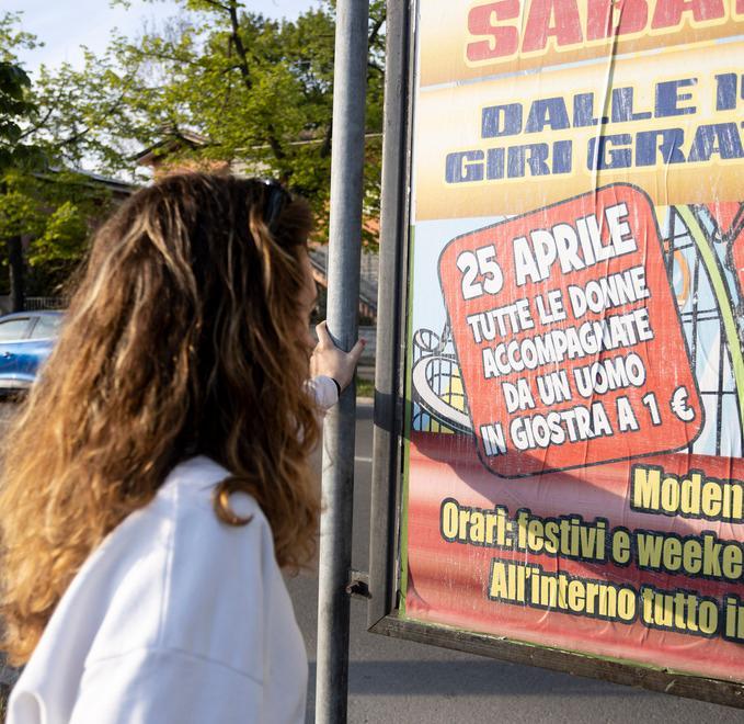 Modena. «Via i manifesti sessisti dei baracconi» 