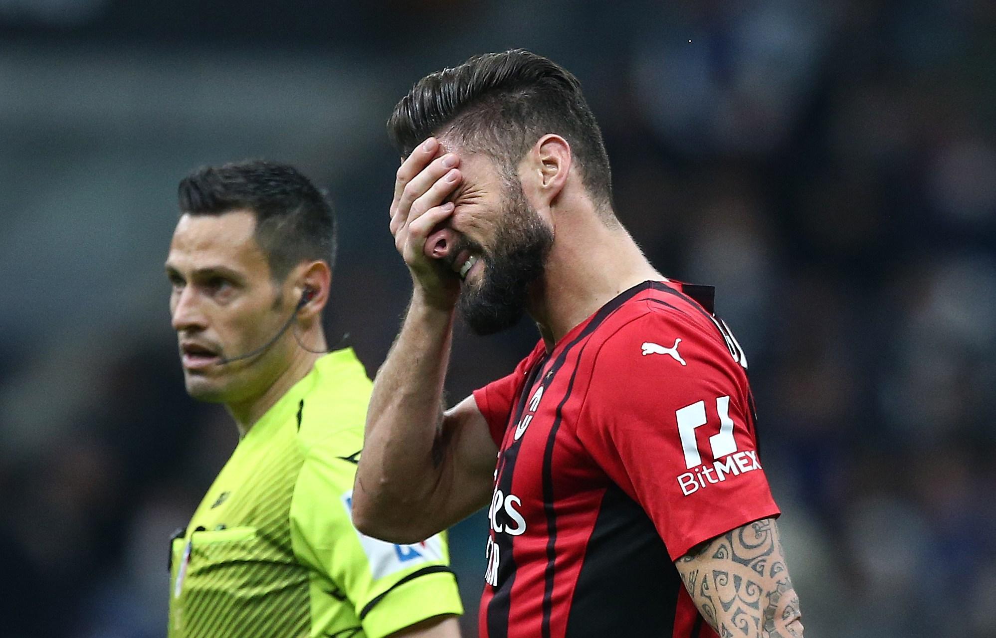 La disperazione dell'attaccante del Milan, Olivier Giroud; in secondo piano l'arbitro Mariani. Il Milan perde 3-0 il derby ed è fuori dalla Coppa Italia (Foto Spada/LaPresse)
