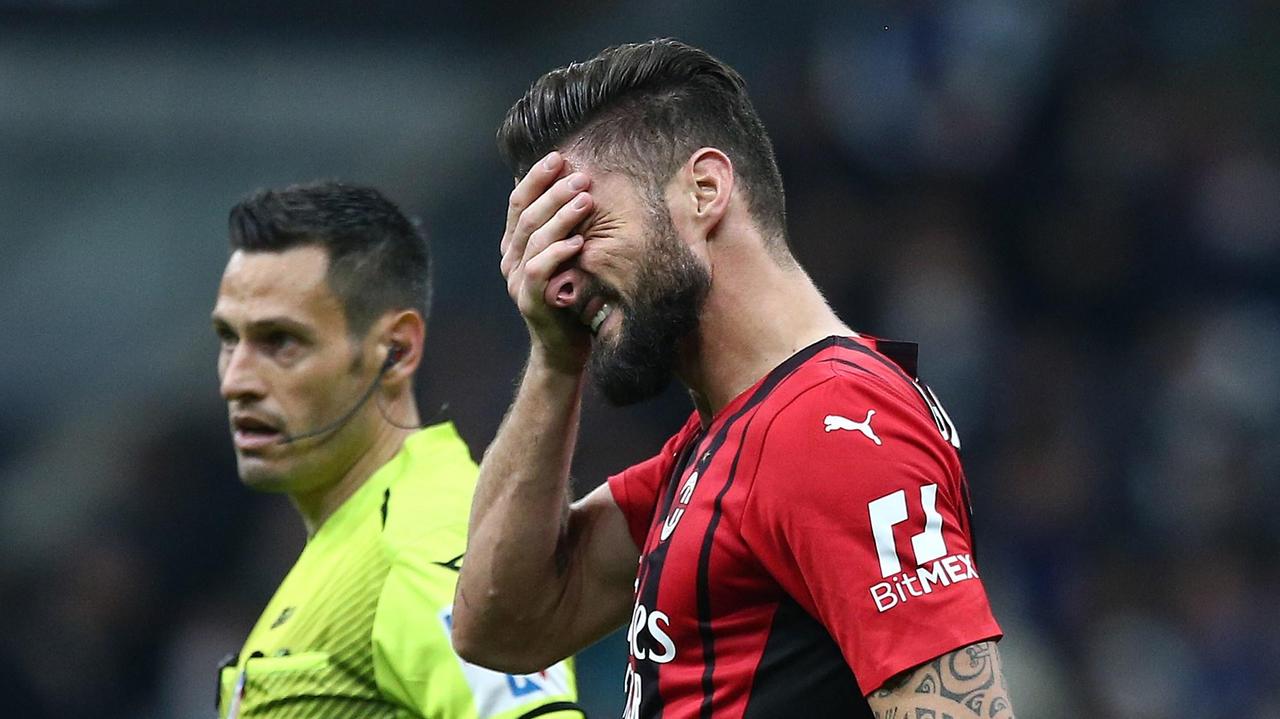 La disperazione dell'attaccante del Milan, Olivier Giroud; in secondo piano l'arbitro Mariani. Il Milan perde 3-0 il derby ed è fuori dalla Coppa Italia (Foto Spada/LaPresse)