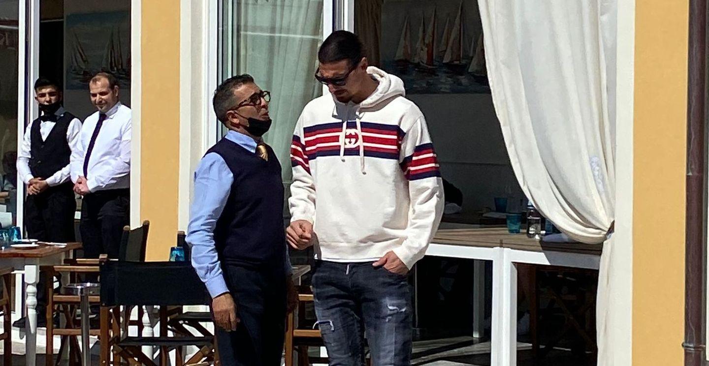 La Maddalena, Ibra al ristorante stregato dalla seada 