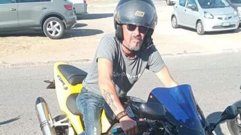 L'uomo in sella alla sua motocicletta