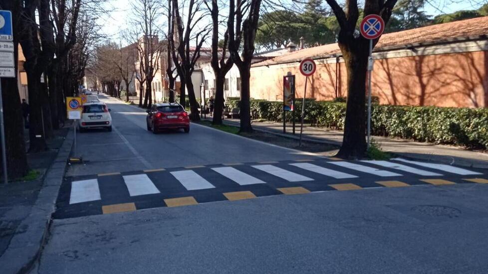 Uno degli attraversamenti pedonali in quota in via San Francesco