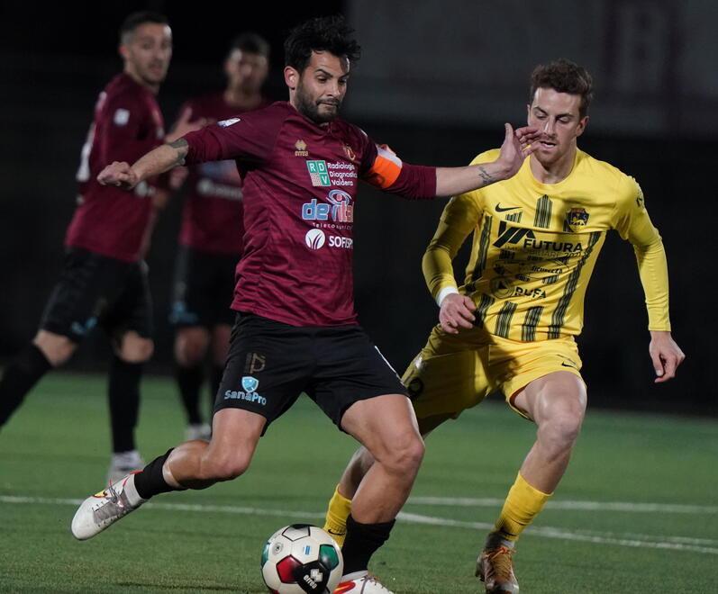 Andrea Caponi in azione con la maglia del Pontedera: ha collezionato 264 presenze e 20 reti