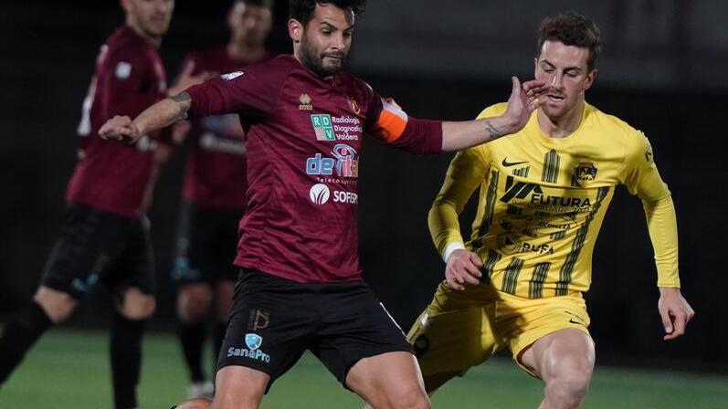 Andrea Caponi in azione con la maglia del Pontedera: ha collezionato 264 presenze e 20 reti