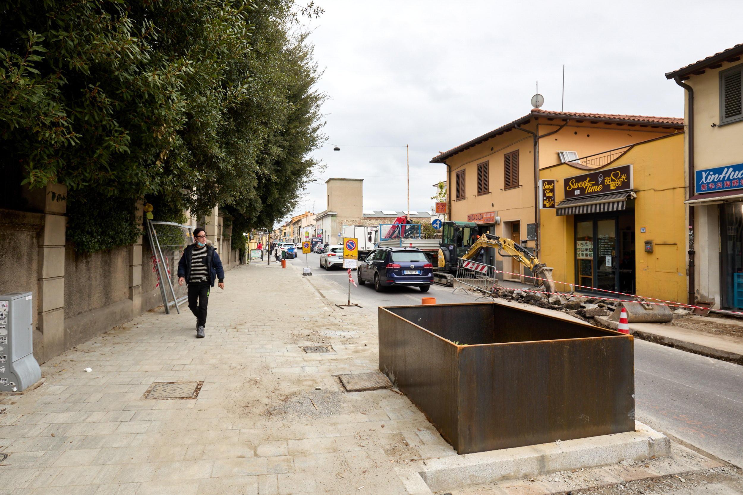 I nuovi marciapiedi più larghi che sono stati previsti in via Pistoiese, il cuore di Chinatown