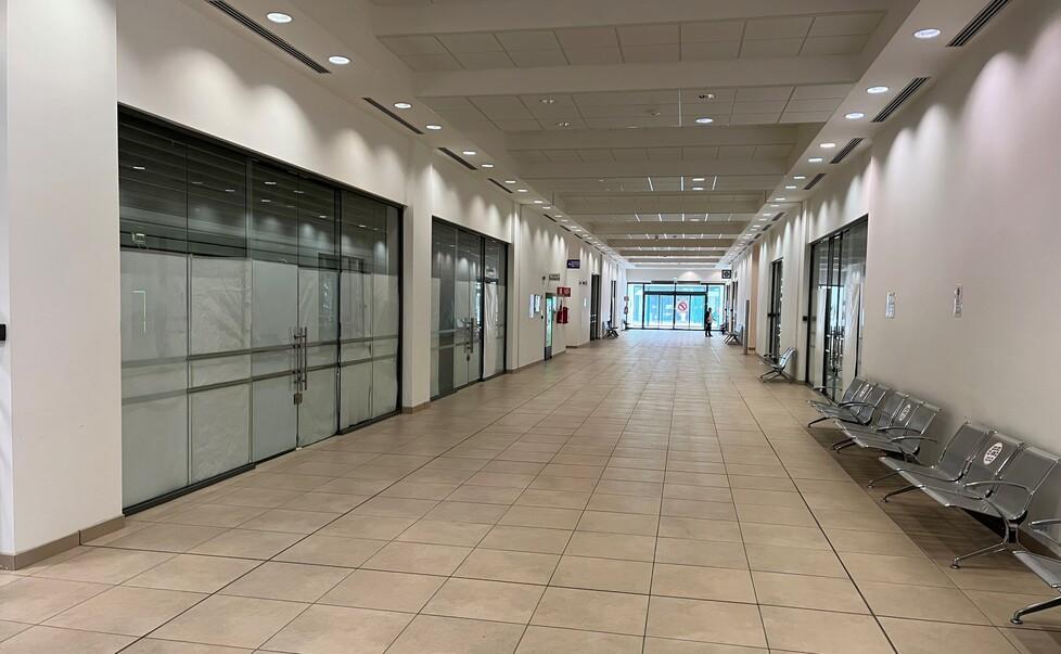 La galleria commerciale dell’ospedale completamente deserta