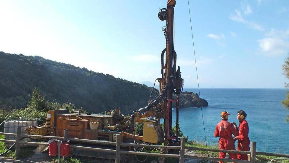 Carotaggi nel 2016 a Calamoresca per valutare la situazione del movimento franoso della falesia