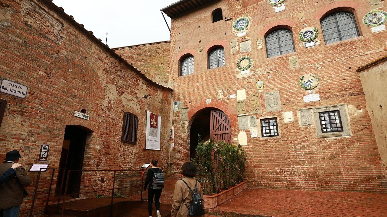 Turisti a Palazzo Pretorio a Certaldo