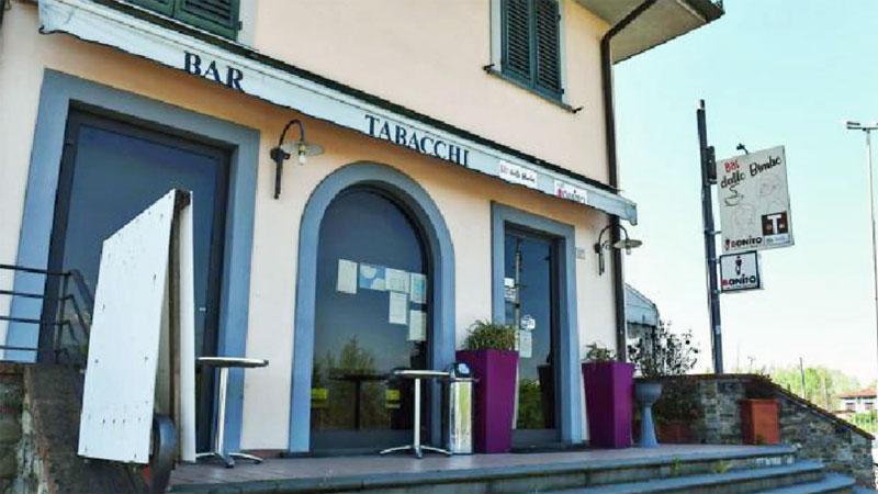 La rivendita di tabacchi chiusa a Porcari (Foto Sernacchioli)