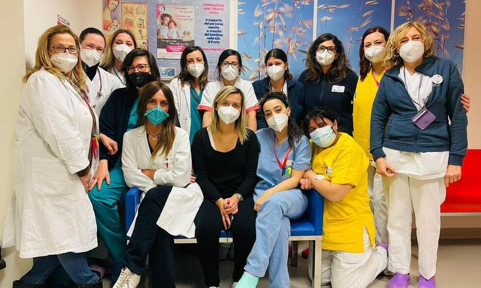 Al centro Elisa Pietrini insieme alle dottoresse e alle ostetriche che si sono prese cura di lei all’ospedale Santo Stefano