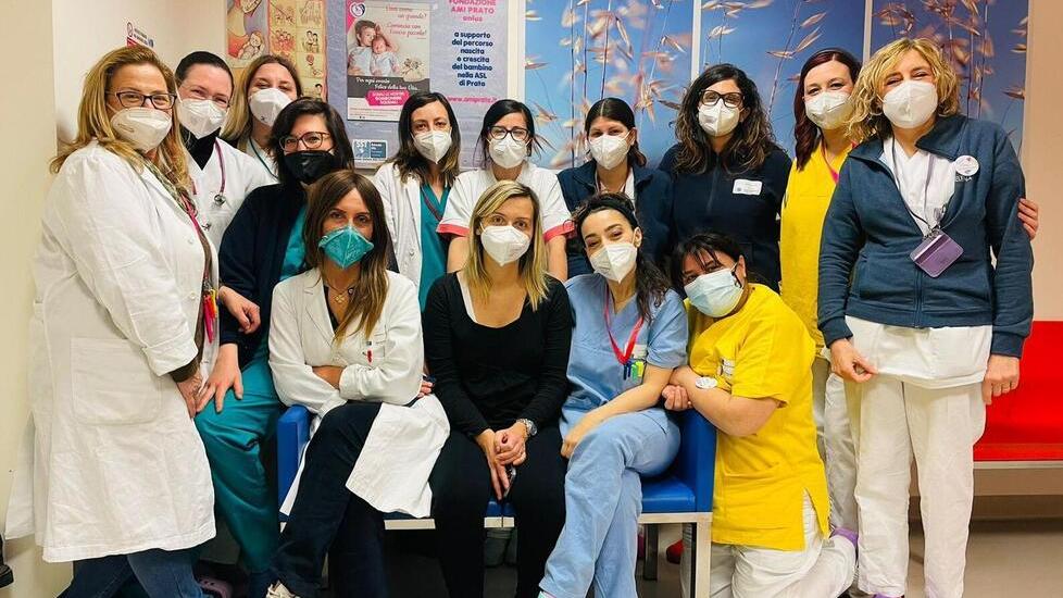 Al centro Elisa Pietrini insieme alle dottoresse e alle ostetriche che si sono prese cura di lei all’ospedale Santo Stefano