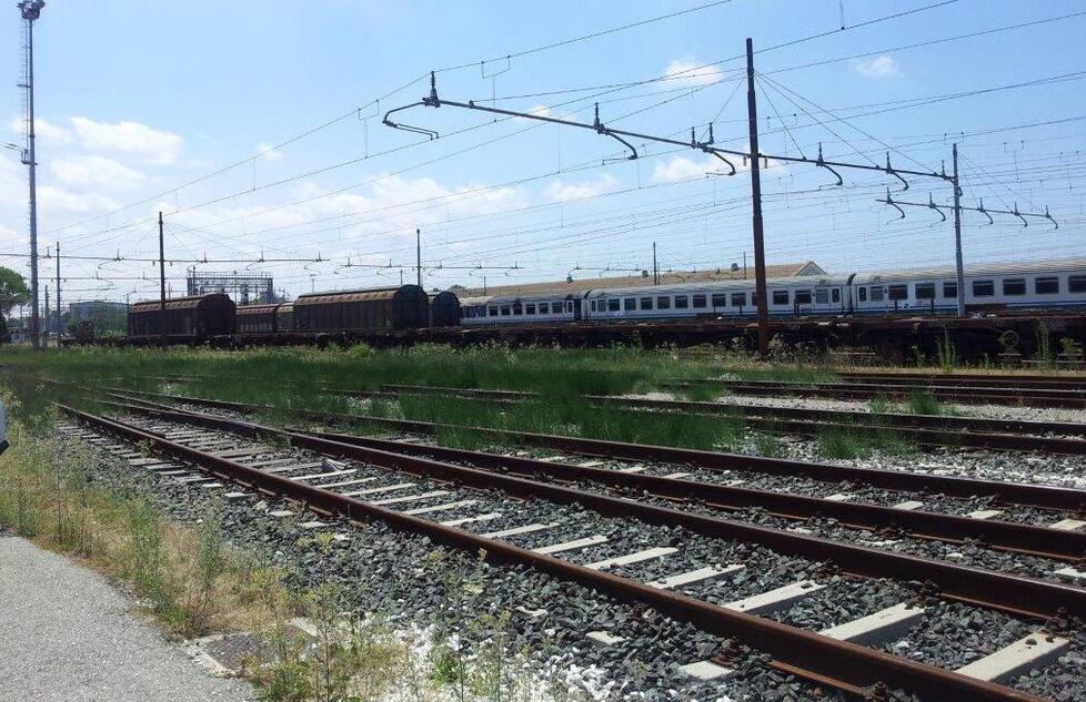 Pisa, folgorato sopra il tetto del treno: «Volevo solo vedere il tramonto» 