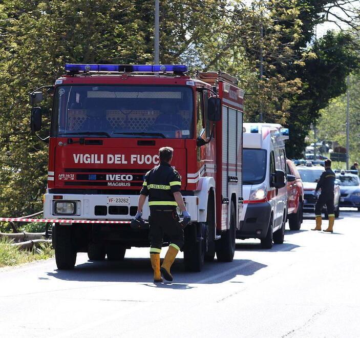 I mezzi arrivati sul posto dei vigili del fuoco, 118 e polizia