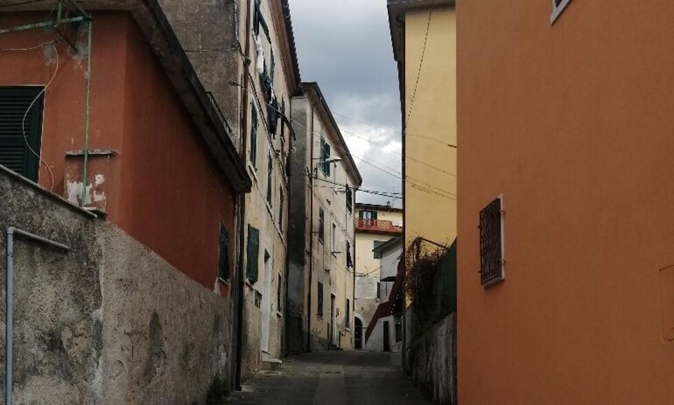 Strade deserte, cassonetti stracolmi. Miseglia: un paese (quasi) fantasma 