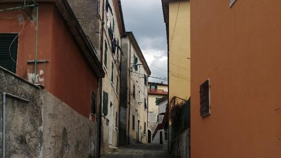 Strade deserte, cassonetti stracolmi. Miseglia: un paese (quasi) fantasma