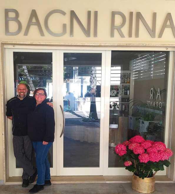Antonio Geri e la moglie Francesca Masi all’ingresso dei Bagni Rina a Marina di Cecina