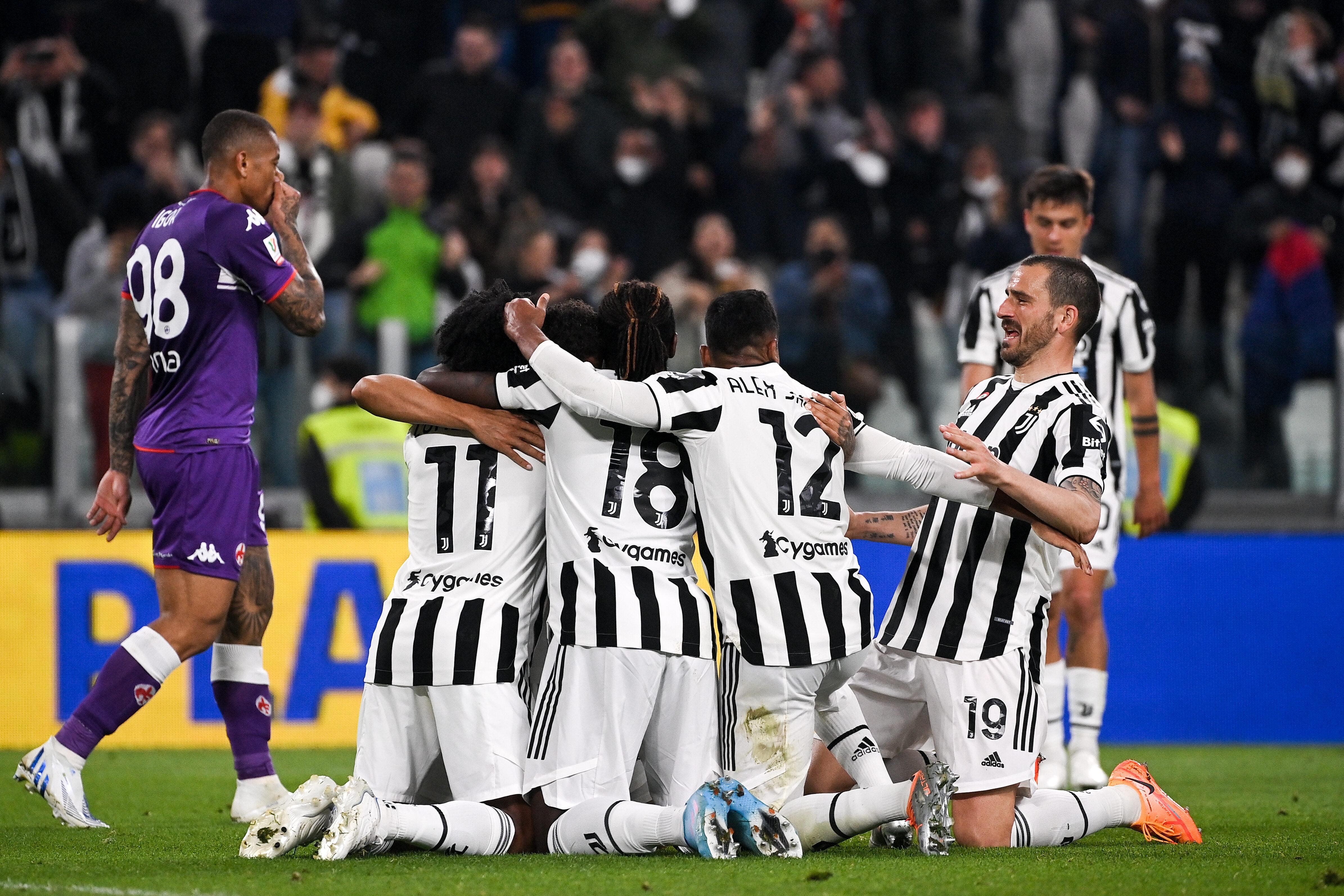 I giocatori della Juventus festeggiano: i bianconeri hanno strappato la qualificazione alla finale di Coppa Italia ai danni della Fiorentina (Foto LaPresse)