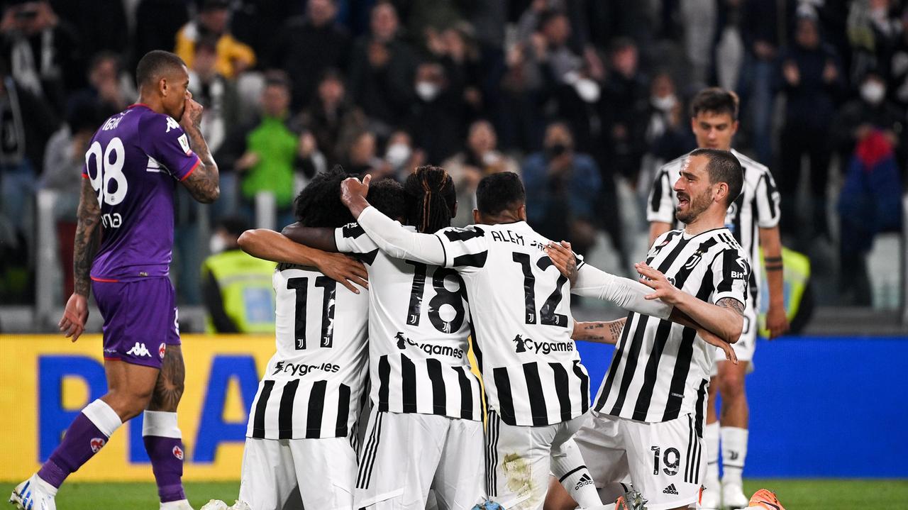 I giocatori della Juventus festeggiano: i bianconeri hanno strappato la qualificazione alla finale di Coppa Italia ai danni della Fiorentina (Foto LaPresse)