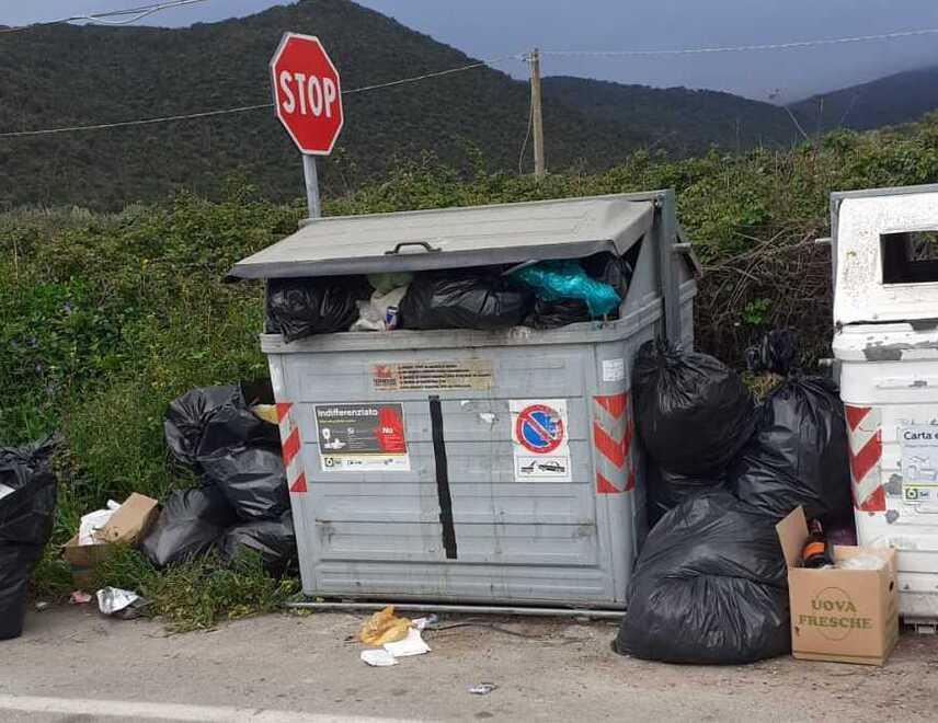 Monte Argentario: cassonetti bersaglio di degrado, dito puntato contro i confinanti 
