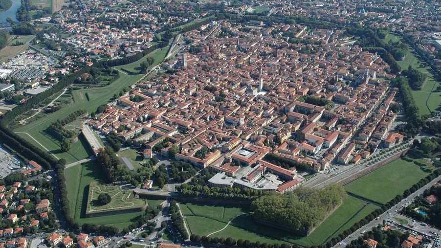 Il mattone tira, boom di compravendite a Lucca: terratetto e villette sono i più richiesti