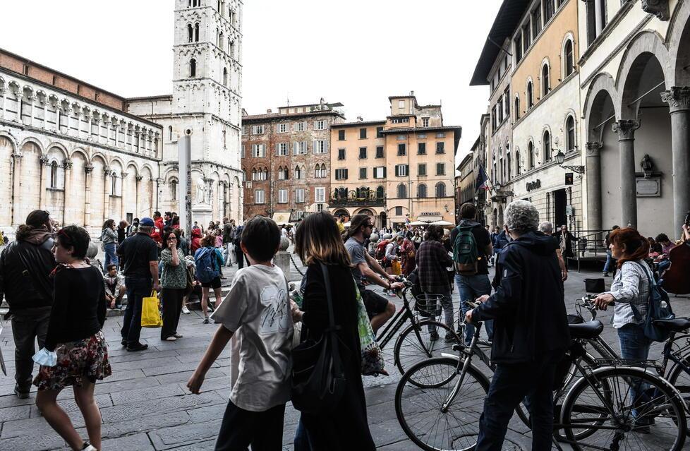 Turisti a Lucca nel ponte di Pasqua 2022