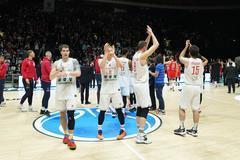 La Unahotels saluta i 3500 tifosi della Unipol Arena a fine gara