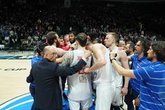 Il coach Attilio Caja con il team a fine partita