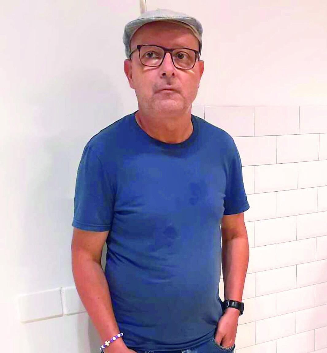 Pietrasanta in lutto, si è spento a 55 anni il bidello-poeta che sorrideva al male