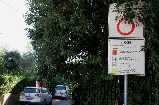 Zona a traffico limitato a Castiglioncello, tutto pronto: ecco quanto costano gli abbonamenti 