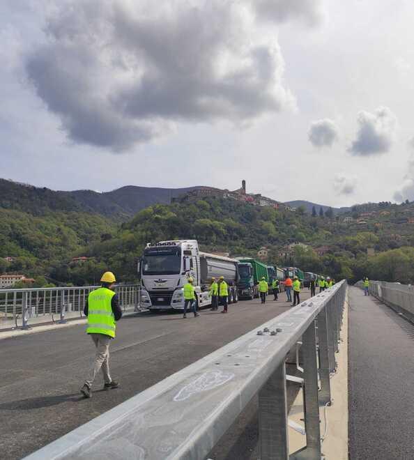 Collaudato il nuovo ponte: macerie tolte e transito riaperto 
