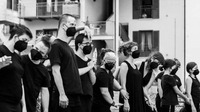 Uno spettacolo dell’associazione Haccade, organizzatrice del viaggio in treno