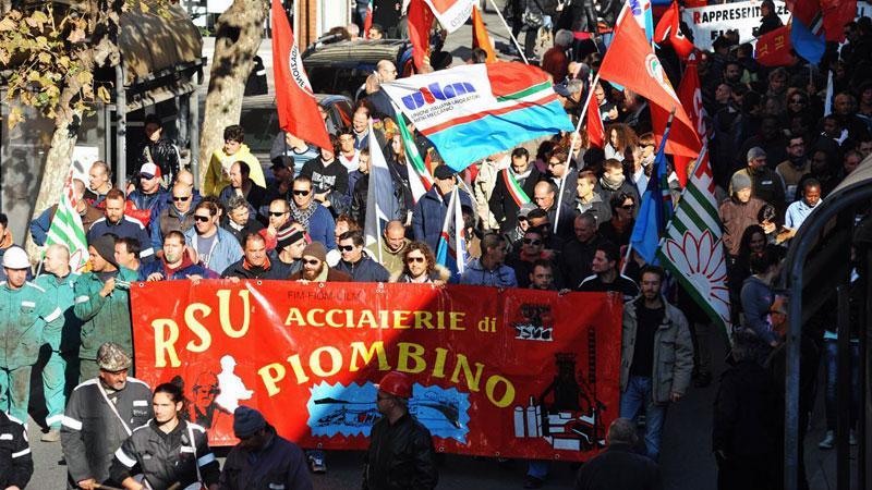Una manifestazione dei lavoratori piombinesi (Foto Paolo Barlettani)