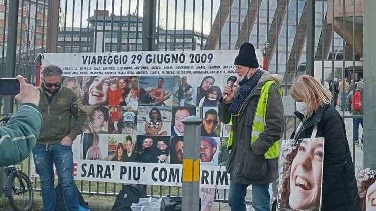 Strage di Viareggio, giudice ancora positivo al Covid: nuovo rinvio del processo