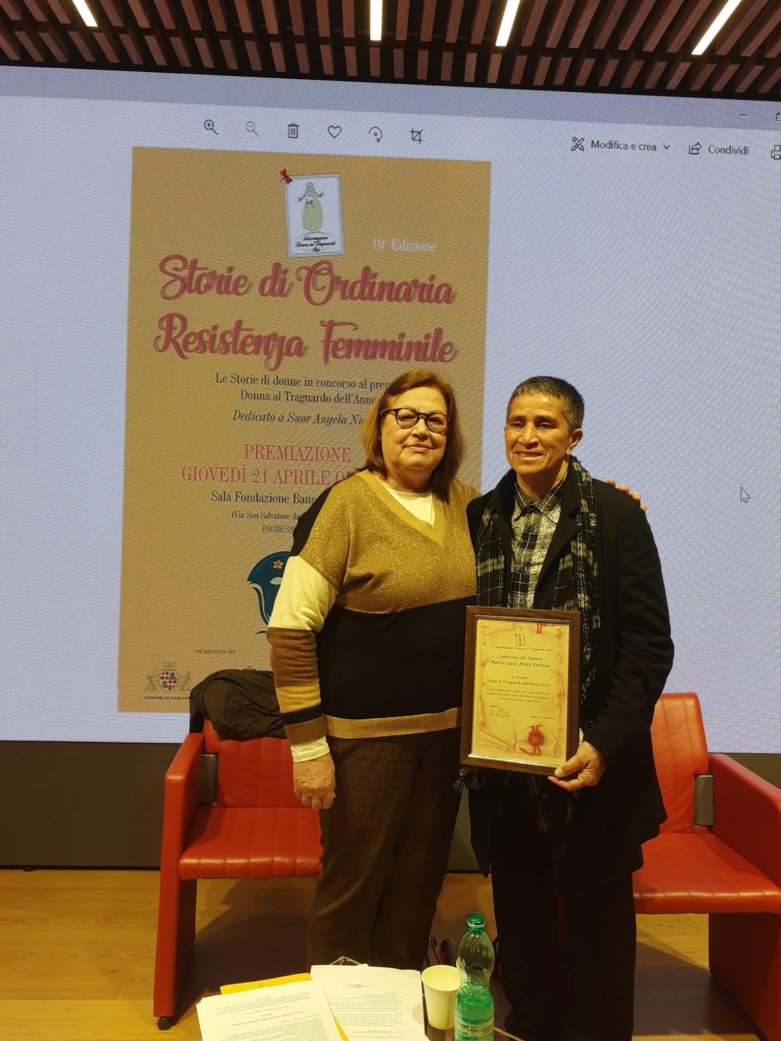 Silvana Migoni premia Maria Lucia Alves Feitosa