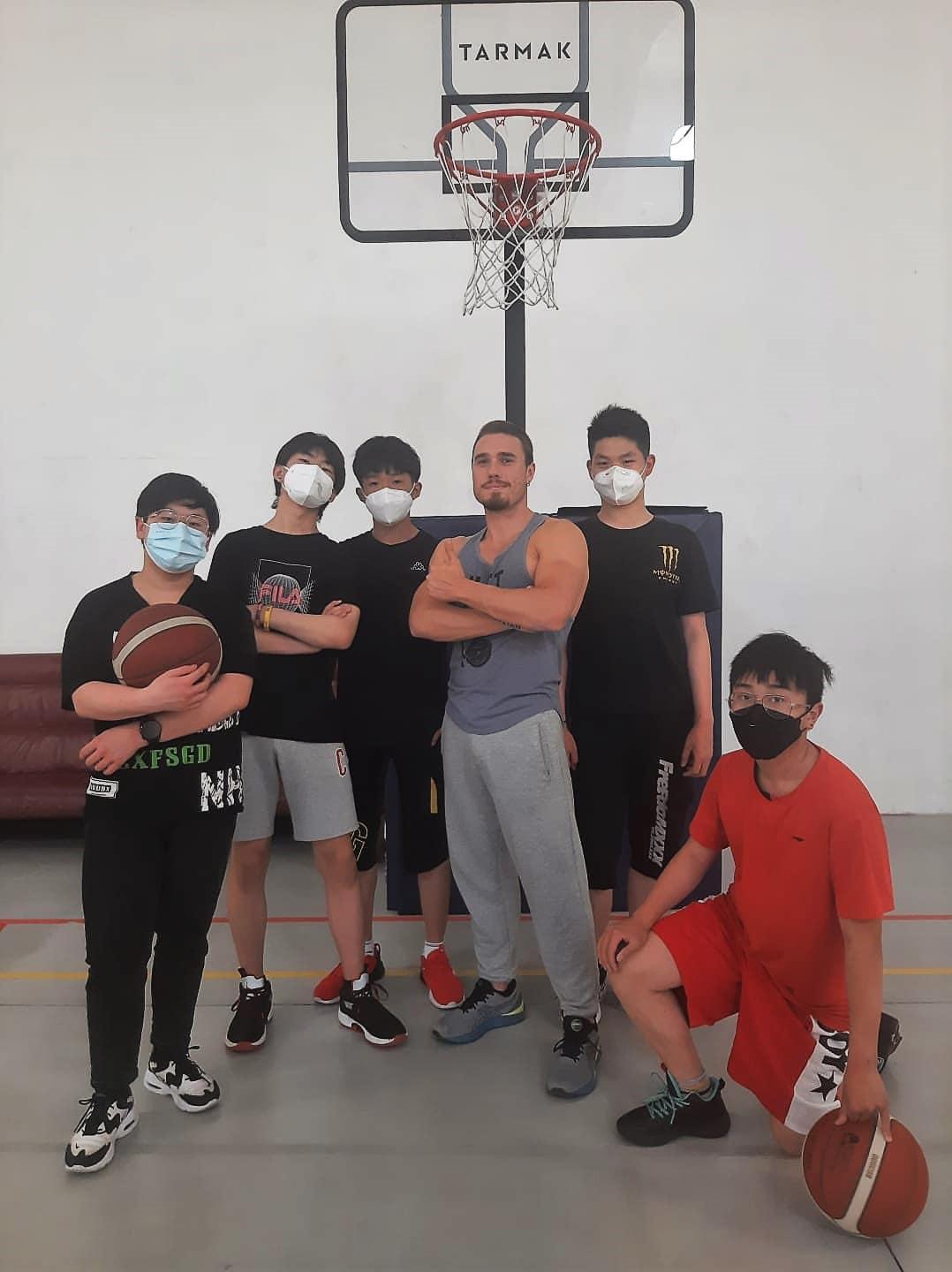 La squadra di basket di Prato formata da ragazzi cinesi e allenata da due italiani