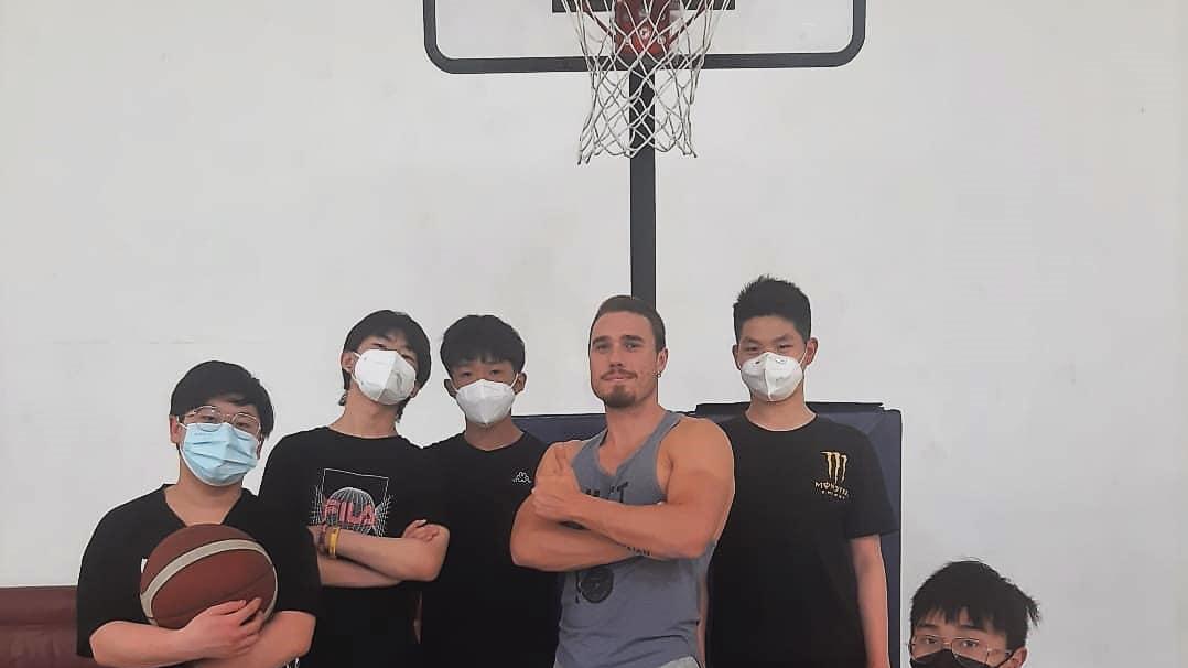 La squadra di basket di Prato formata da ragazzi cinesi e allenata da due italiani