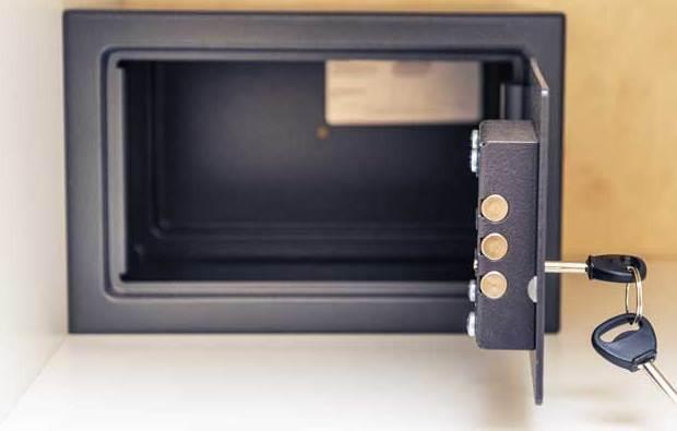 Sassari, parte per le vacanze e la ex moglie svuota la cassaforte 