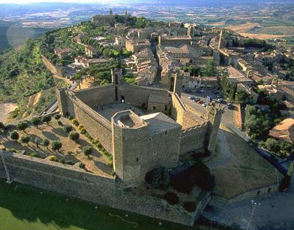 Montalcino ci offre i suoi preziosi tesori fra arte, medioevo e il magico Brunello 