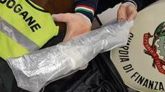 La confezione con la droga sequestrata