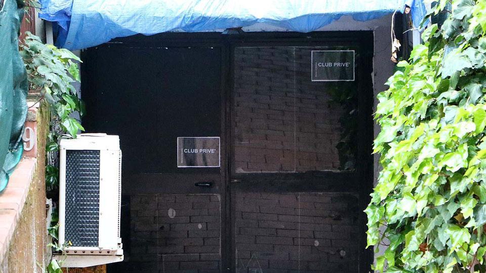 La porta d’ingresso con il locale ieri chiuso (Foto matelli/cuffaro)