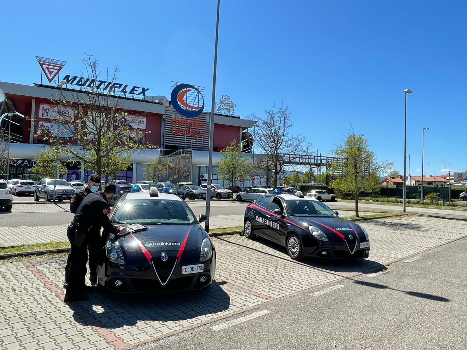 I carabinieri davanti all'Omnia Center