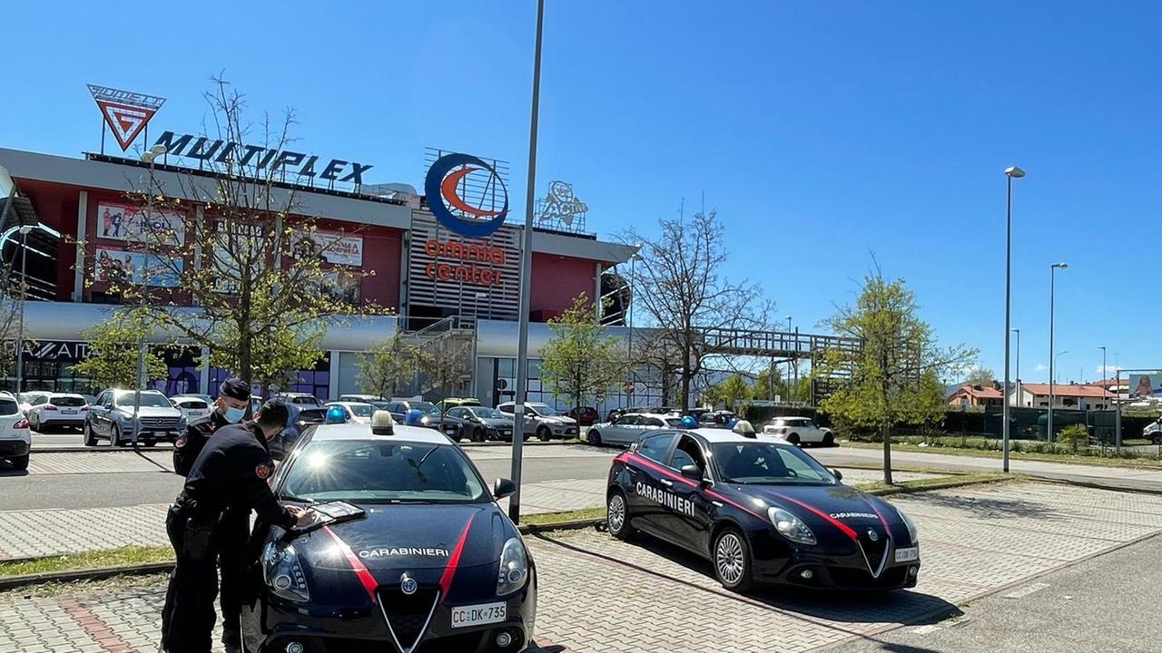 I carabinieri davanti all'Omnia Center