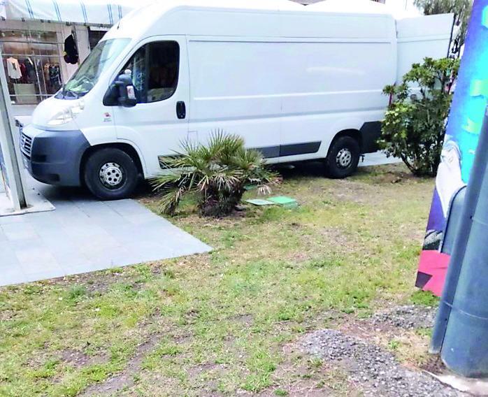 Viareggio, i commercianti contro gli ambulanti: «Passeggiata rovinata dai furgoni dopo il mercato» 
