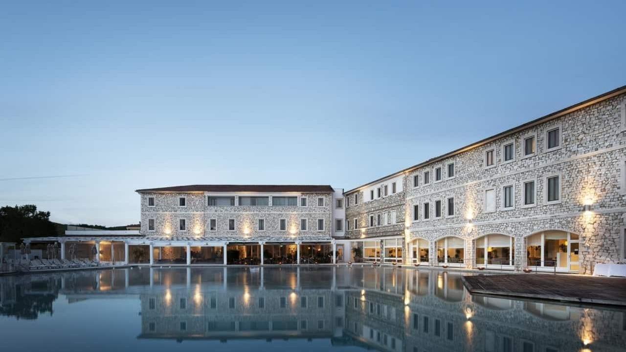 Bagni di salute e bellezza: i benefici e cosa cura l'acqua termale di Saturnia